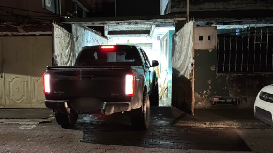 Le robaron su camioneta tras ingresar a una tienda en el sur de Quito y logró recuperarla gracias al GPS