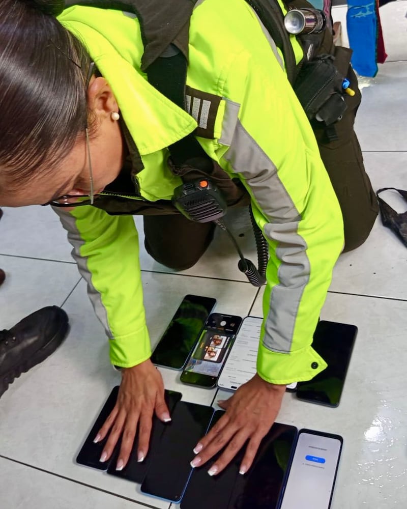 Clausuran local en el Centro de Quito tras hallazgo de 26 celulares reportados como robados - Fuente: AMC