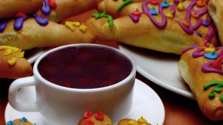 Colada morada y guaguas de pan, comida típica durante el feriado