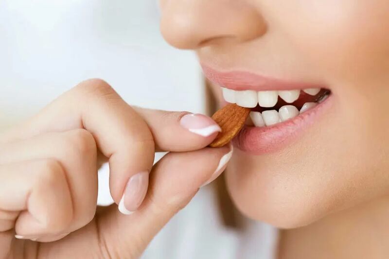 Comer almendras es bueno para la salud.