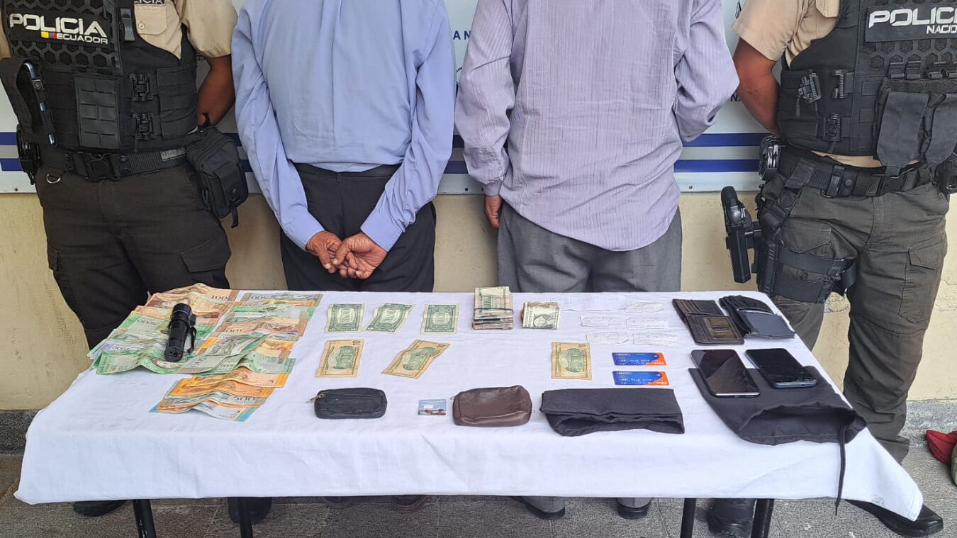 Bajo la modalidad de ‘paquetazo’, sujetos intentaron estafar a ciudadanos en el centro de Quito.