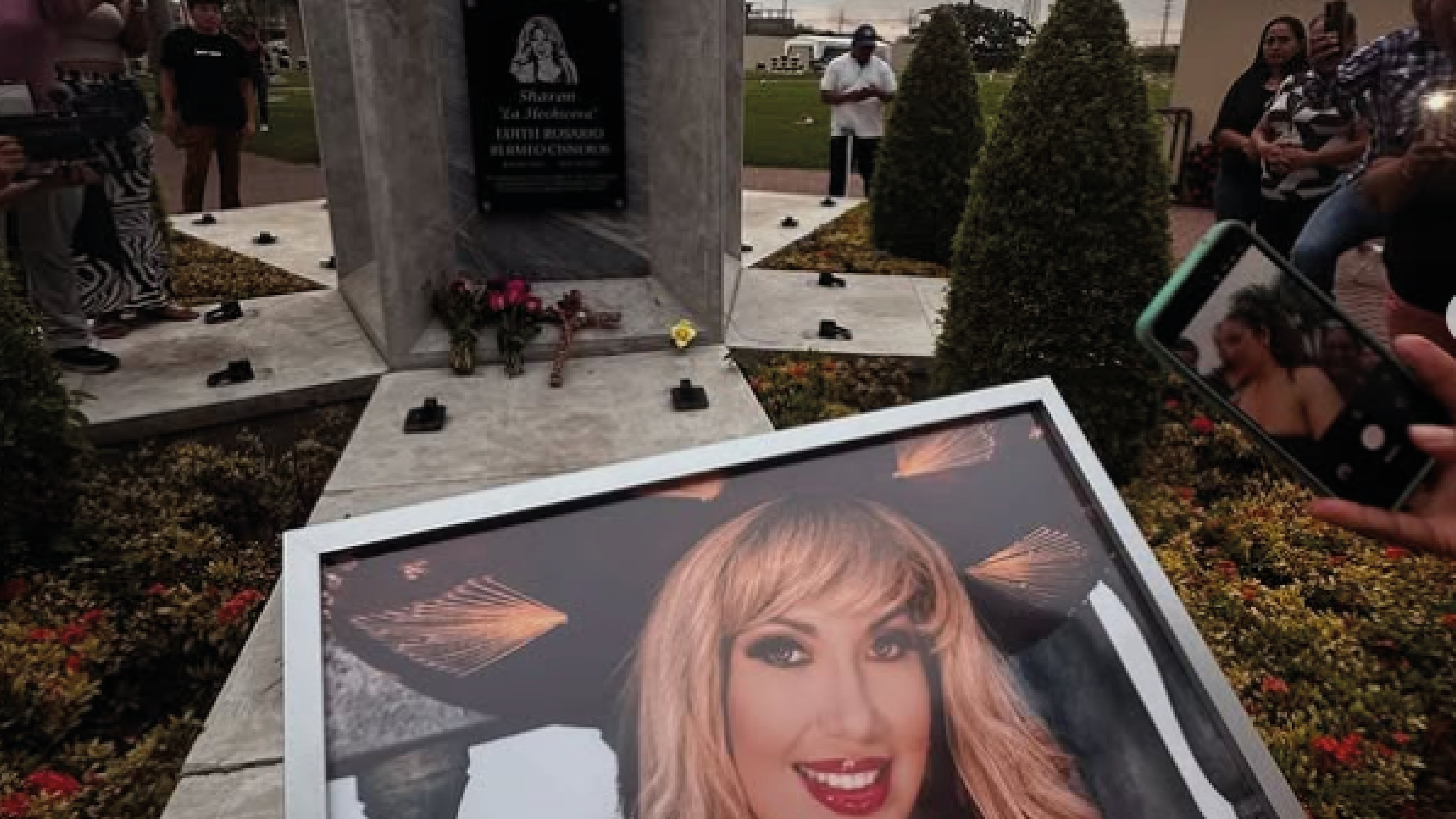 Familiares y admiradores rinden homenaje a Sharon ‘La Hechicera’ a 11 años de su fallecimiento