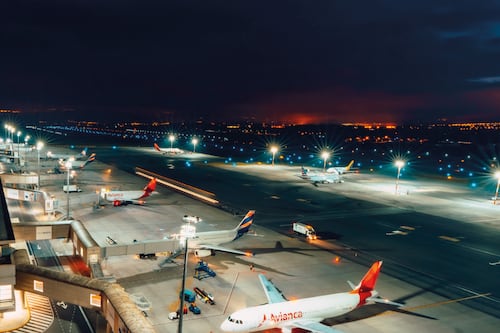 ¿A qué hora se reanudan las operaciones en el Aeropuerto de Quito por la fuerte lluvia?