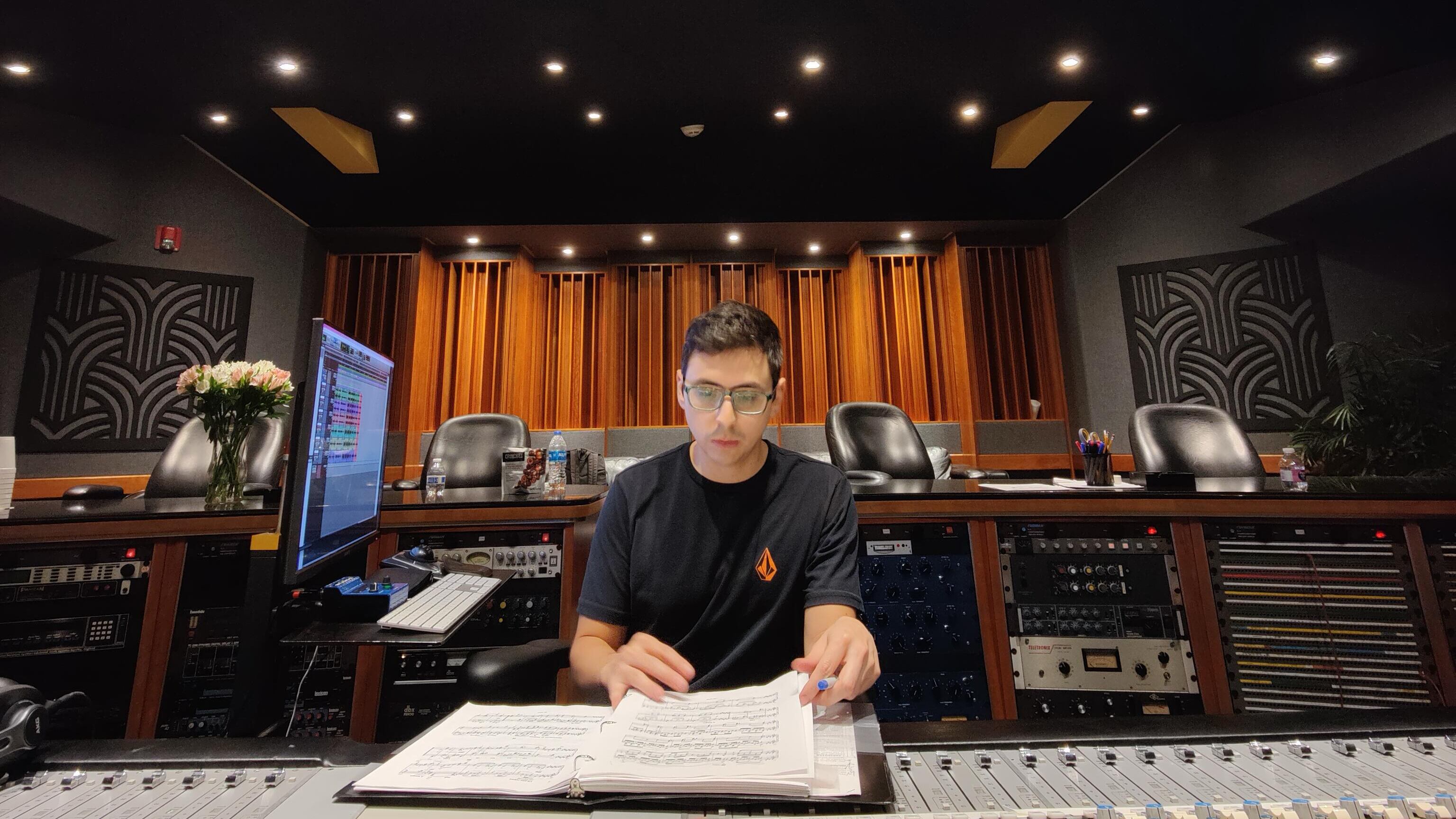 Santiago Borja, productor, ingeniero, músico y compositor, se destaca por su versatilidad y pasión por la música.