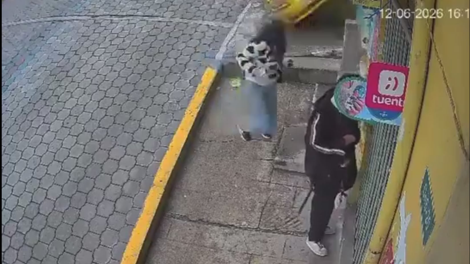 Cámara grabó un fuerte accidente de tránsito en el centro de Quito: auto se subió a la vereda y embistió a una mujer