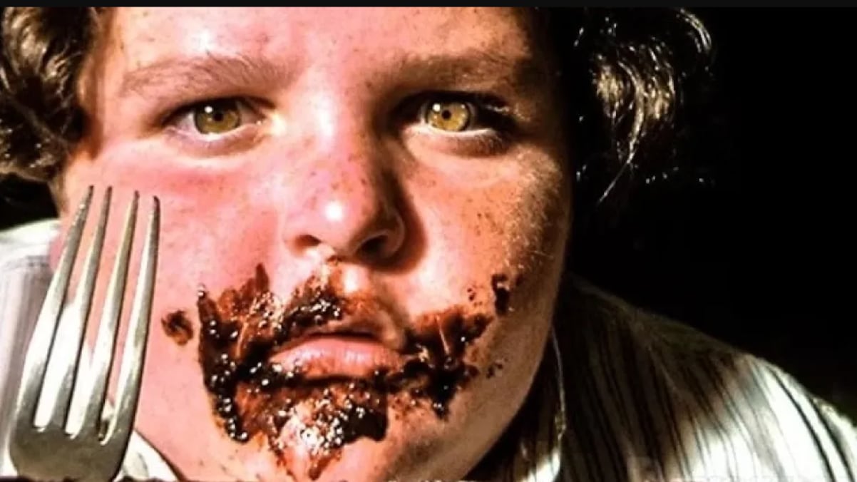 Así luce ahora el niño que comió el pastel de chocolate en Matilda: Es médico y tiene 40 años