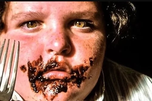 Así luce ahora el niño que comió el pastel de chocolate en Matilda: Es médico y tiene 40 años