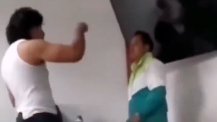 Estudiante golpea a su profesor en la Universidad - Fuente: Video de X