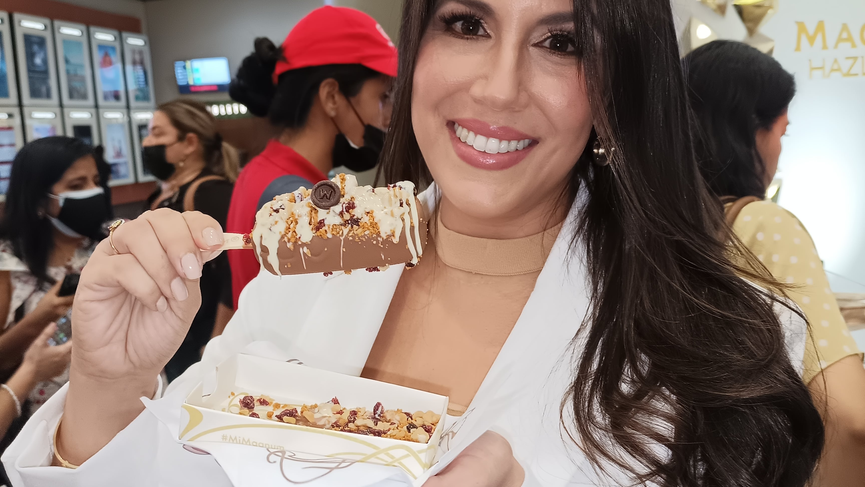 Andrea Espinosa, gerente marca Magnum, durante la apertura de la experiencia Magnum Factory en Guayaquil.