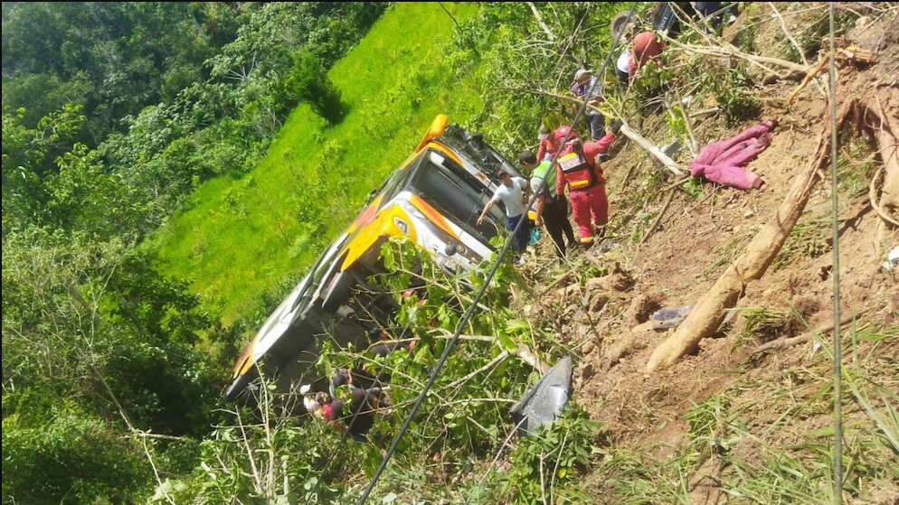 Estudiantes iban a una promoción escolar y el bus cayó a un abismo en Moyobamba Perú
