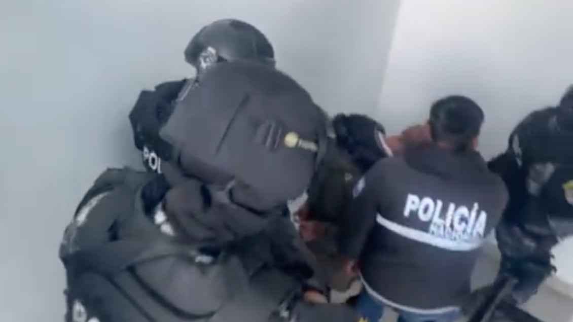 Prendas con rastros de sangre y celulares: los indicios hallados a los sospechosos del crimen de un taxista de aplicación en Quito