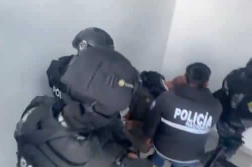 Prendas con rastros de sangre y celulares: los indicios hallados a los sospechosos del crimen de un taxista de aplicación en Quito