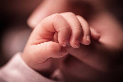 Bebé de 6 meses muere tras presunta agresión de su padre en Loja