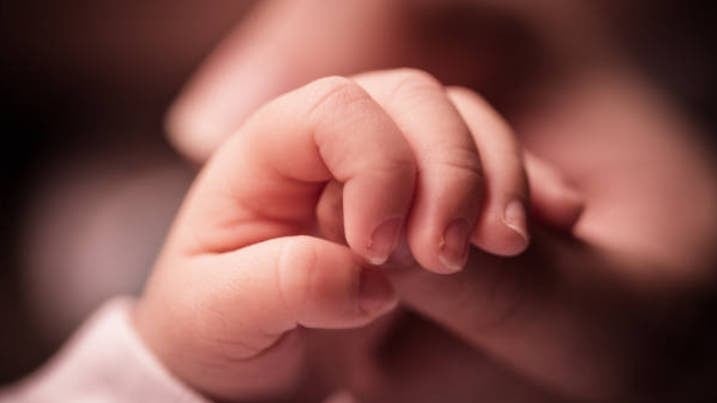 Investigan muerte de guagua de 6 meses en Arica: Llegó al hospital con lesiones en la cabeza y el tórax