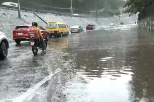 Quito: Fuerte lluvia provoca acumulación de agua en la avenida Occidental