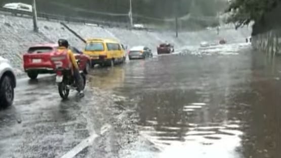 Quito: Fuerte lluvia provoca acumulación de agua en la avenida Occidental