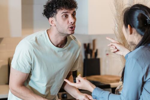 Así es el lenguaje corporal de un hombre que te está mintiendo: aprende a reconocer las señales