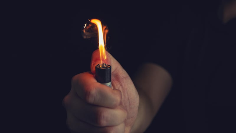 Hombre se roció gasolina y se prendió fuego tras ruptura amorosa en Brasil. Imágenes sensibles.