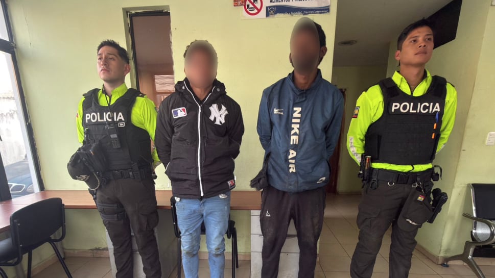 Sospechosos son sorprendidos en una alcantarilla donde habrían cortado cables de CNT en Quito