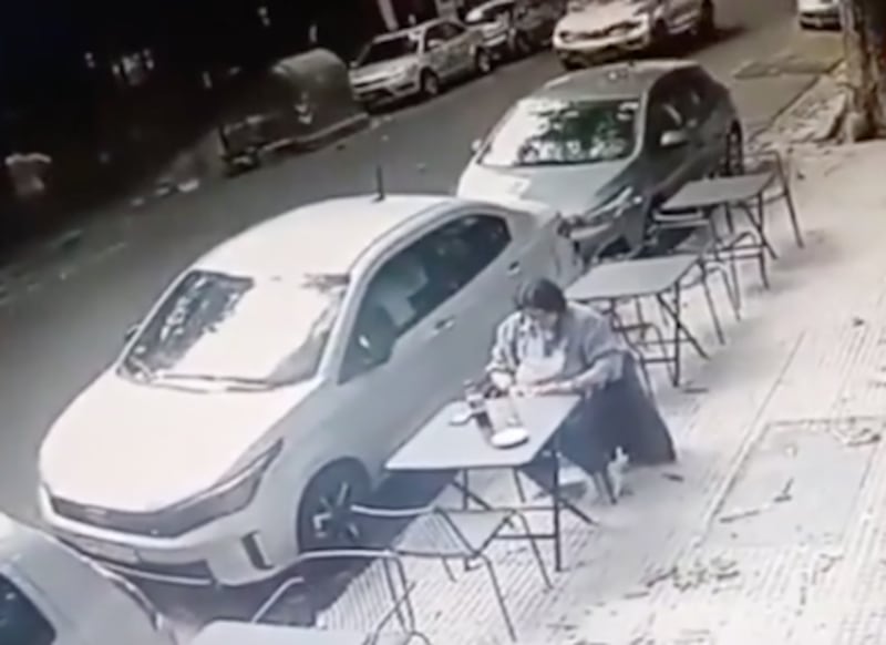 Vidrio cae desde un balcón y sorprende a un hombre que tomaba café en Palermo; bomberos retiraron otro vidrio peligroso.
