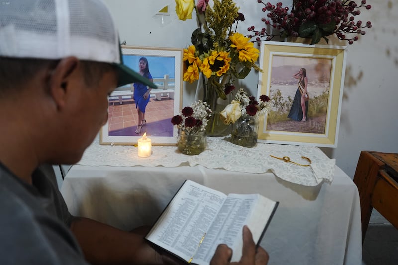 Puerto López, viernes 27 de febrero del 2026
Hoy se cumplen 2 meses de su desaparición, el 27 de diciembre del 2025 fue la última vez que vieron a Alina Piguave, exreina de Puerto López, desapareció mientras estaba en el velorio de su novio, a quien habían asesinado. Hasta ahora no tienen información. En la gráfica su padre Byron Piguave
Fotos: César Muñoz/API