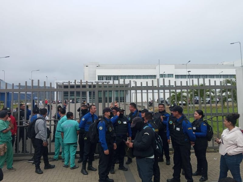 Paralización indefinida por parte del personal de seguridad y auxiliares de limpieza del Hospital de Especialidades de Portoviejo.