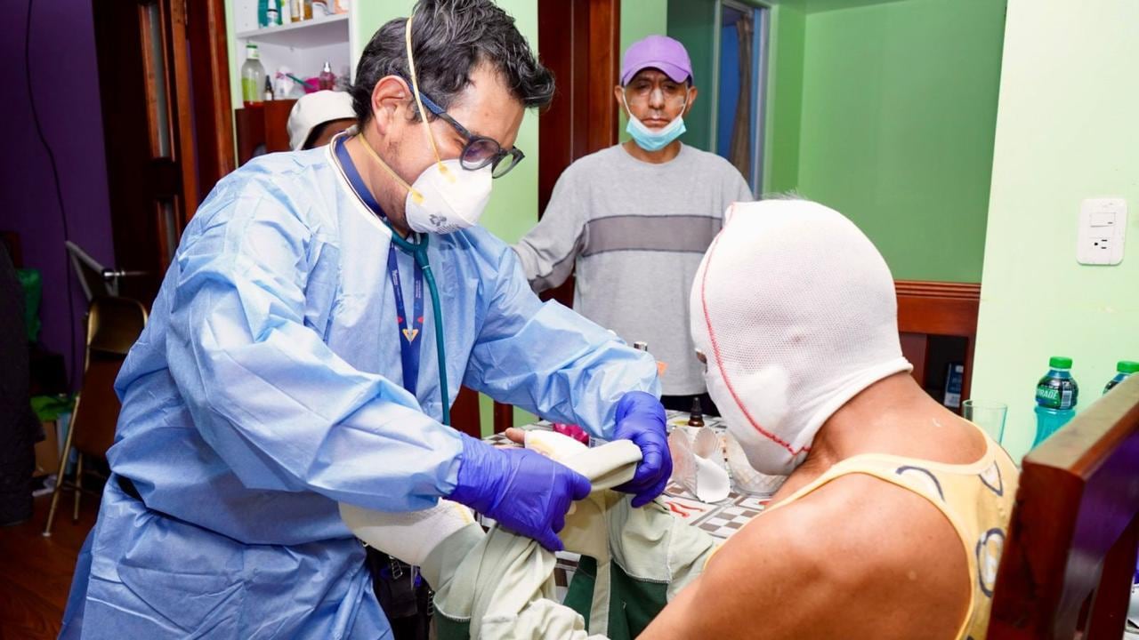 Más de 150 pacientes fueron atendidos en hospitales tras incendios en Quito.