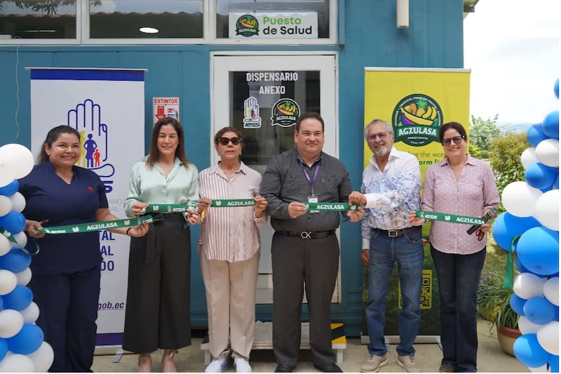 La empresa mejora el acceso a salud para trabajadores y firma alianza con la UTEQ para atraer talento al sector agrícola