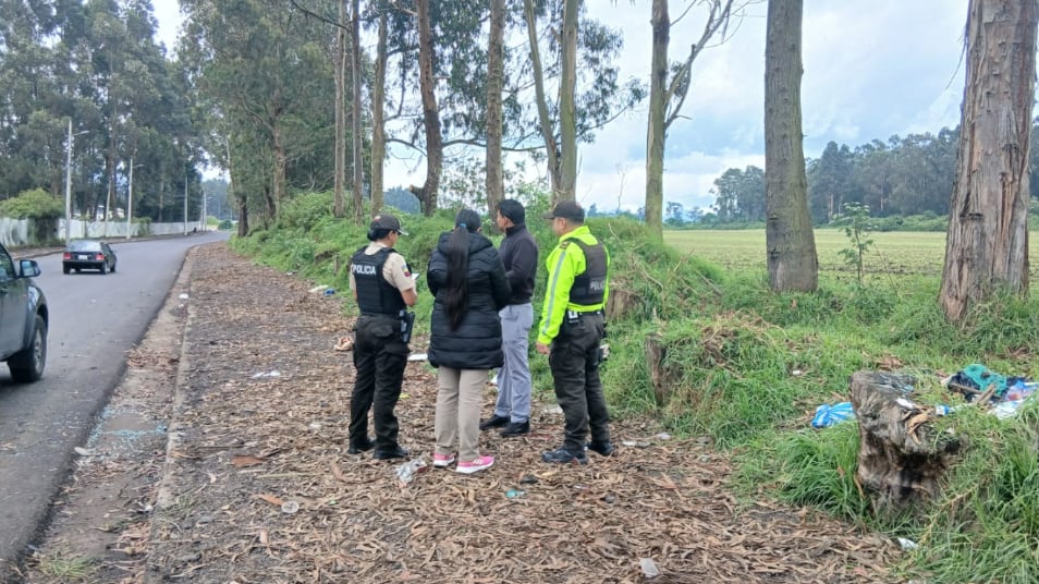 A cabo de la Policía le golpearon e hirieron la cabeza para robarle su arma en Alóag; la Policía Judical logró recuperarla