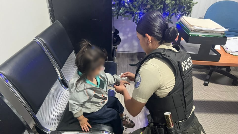 Rescatan a niña de tres años que estaba en la vía pública junto a un hombre borracho en Cumbayá, Quito