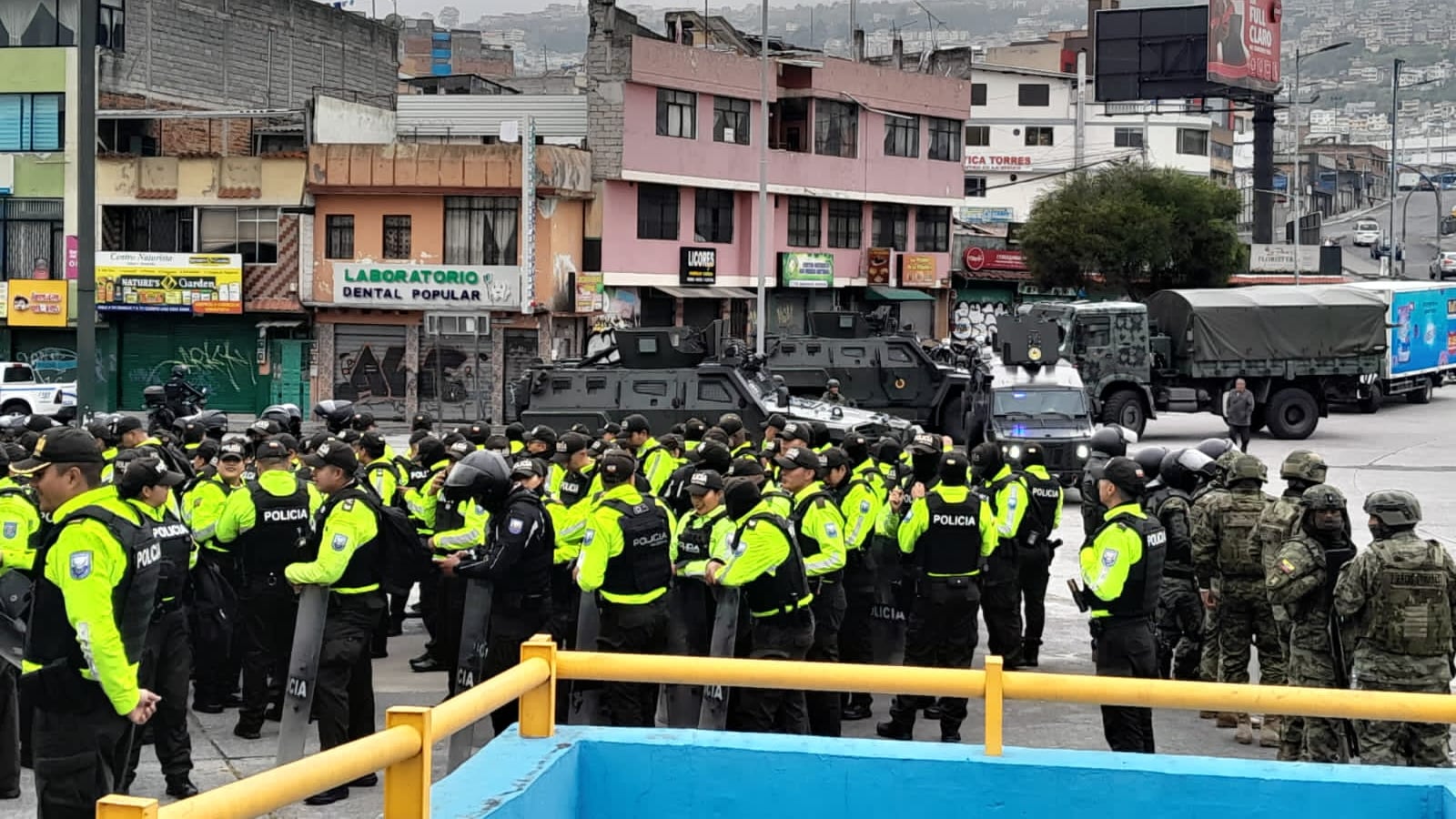Policías y militares en la Villaflora, sur de Quito