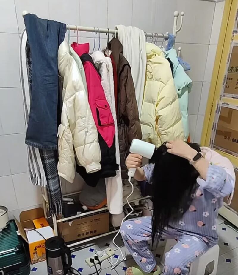 Una joven china vive en un baño de la fábrica en la que trabaja para ahorrar dinero