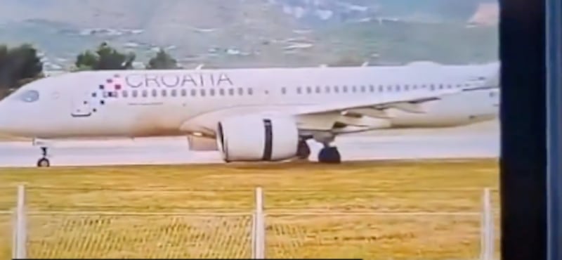 Airbus A220-300 terminó fuera de la pista
