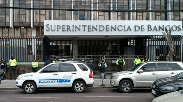 Gobierno no reconoce a Raúl Gonzalez como Superintendente de Bancos y coloca resguardo policial en los exteriores