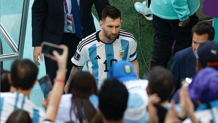 Leo Messi se va para el camerino tras dura derrota ante Arabia Saudita.
