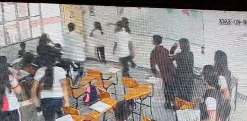Alumno apuñala a su maestra en México