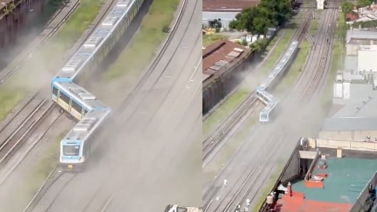 Equipos de emergencia trabajan junto a la formación del tren Sarmiento que se descarriló en Buenos Aires.