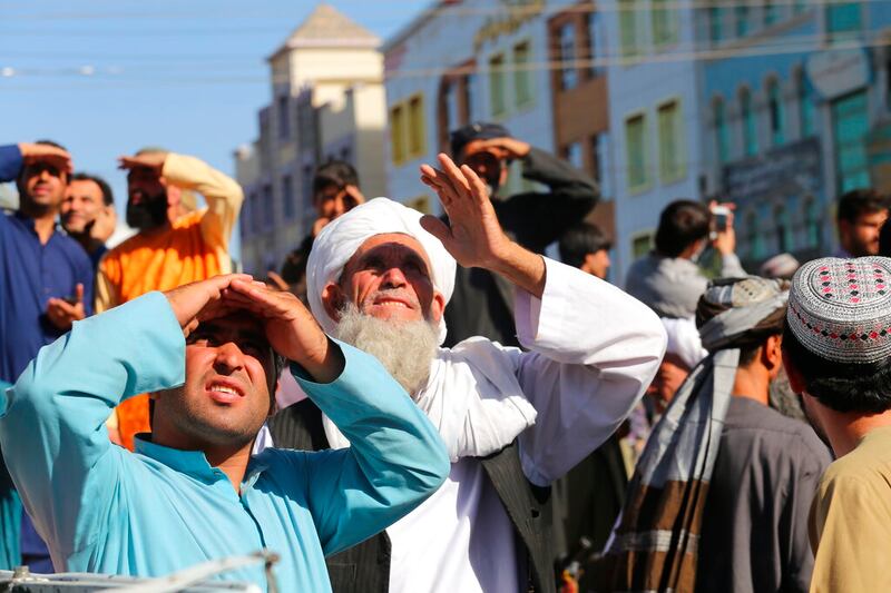 Talibanes cuelgan cadáveres en Afganistán