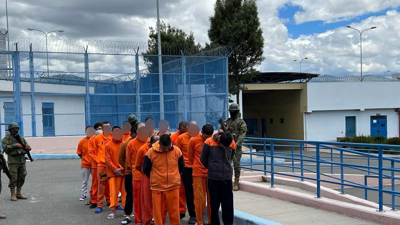 Fuerzas Armadas logró el 100% de control de cárcel de Cotopaxi: ahora reos limpian su celdas y comen por igual.