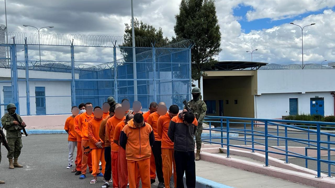 Fuerzas Armadas logró el 100% de control de cárcel de Cotopaxi: ahora reos limpian su celdas y comen por igual.