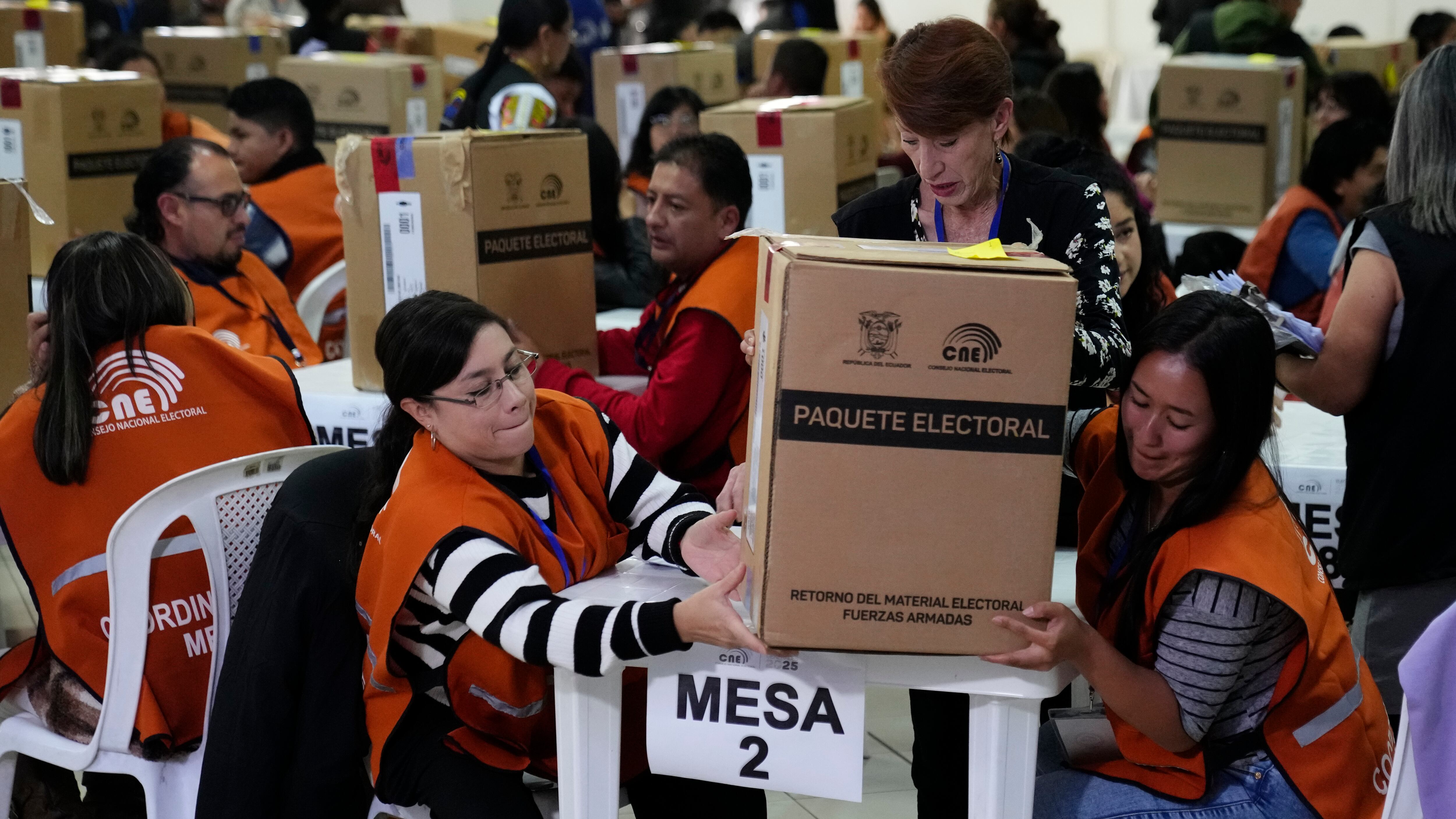 Trabajadores electorales cuentan papeletas en un centro electoral en Quito, Ecuador, tras los comicios, el lunes 10 de febrero de 2025. (AP Foto/Dolores Ochoa)