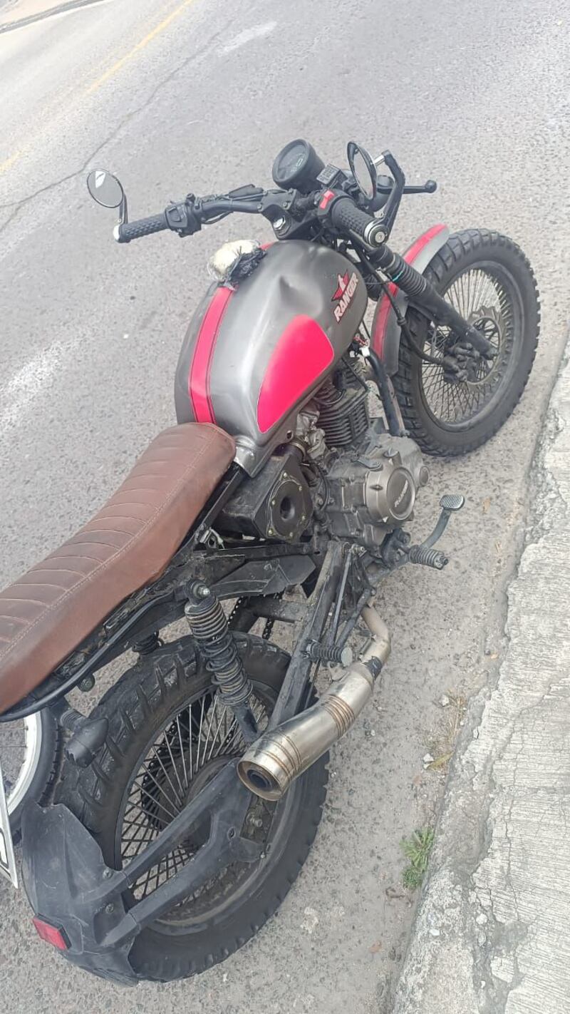 A delincuentes ‘se les durmió el diablo’ luego de que la Policía los atrapó a bordo de una motocicleta que se robaron en el norte de Quito