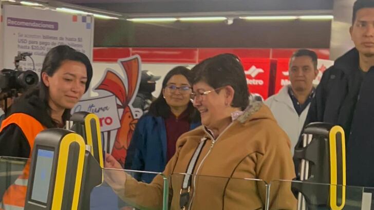 Usuarios en el primer día del Metro de Quito