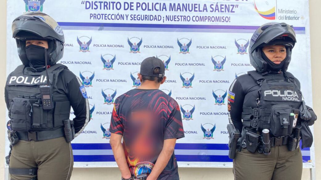 Sujeto fue detenidos tras violento asalto contra una persona en una parada de bus, en el centro de Quito