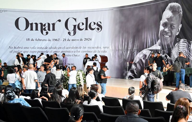 Familiares asisten a la velación del cantante Omar Geles