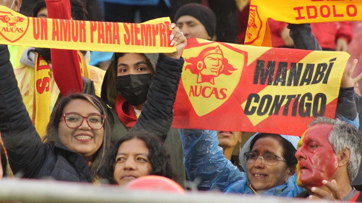 Aficionados de Aucas en el Gonzalo Pozo Ripalda