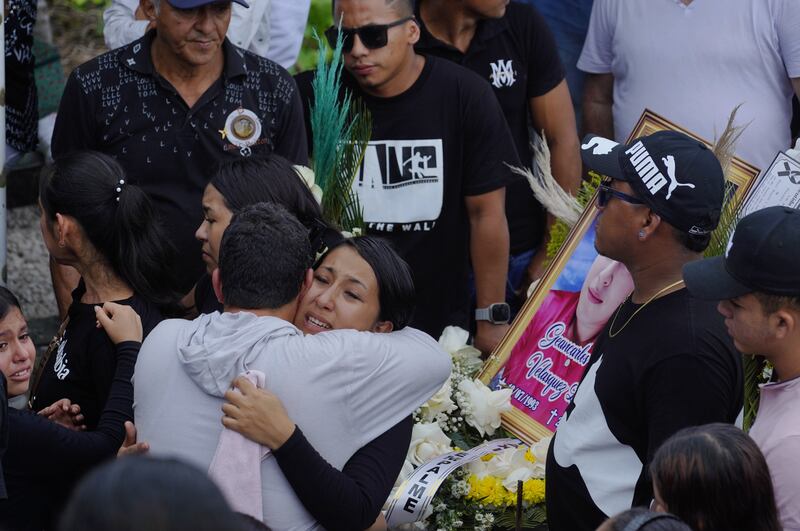 Está tarde, familiares y amigos dieron el último adios a las víctimas de la masacre en un bar del recinto La Guayas, en El Empalme.
Fotos: César Muñoz/API