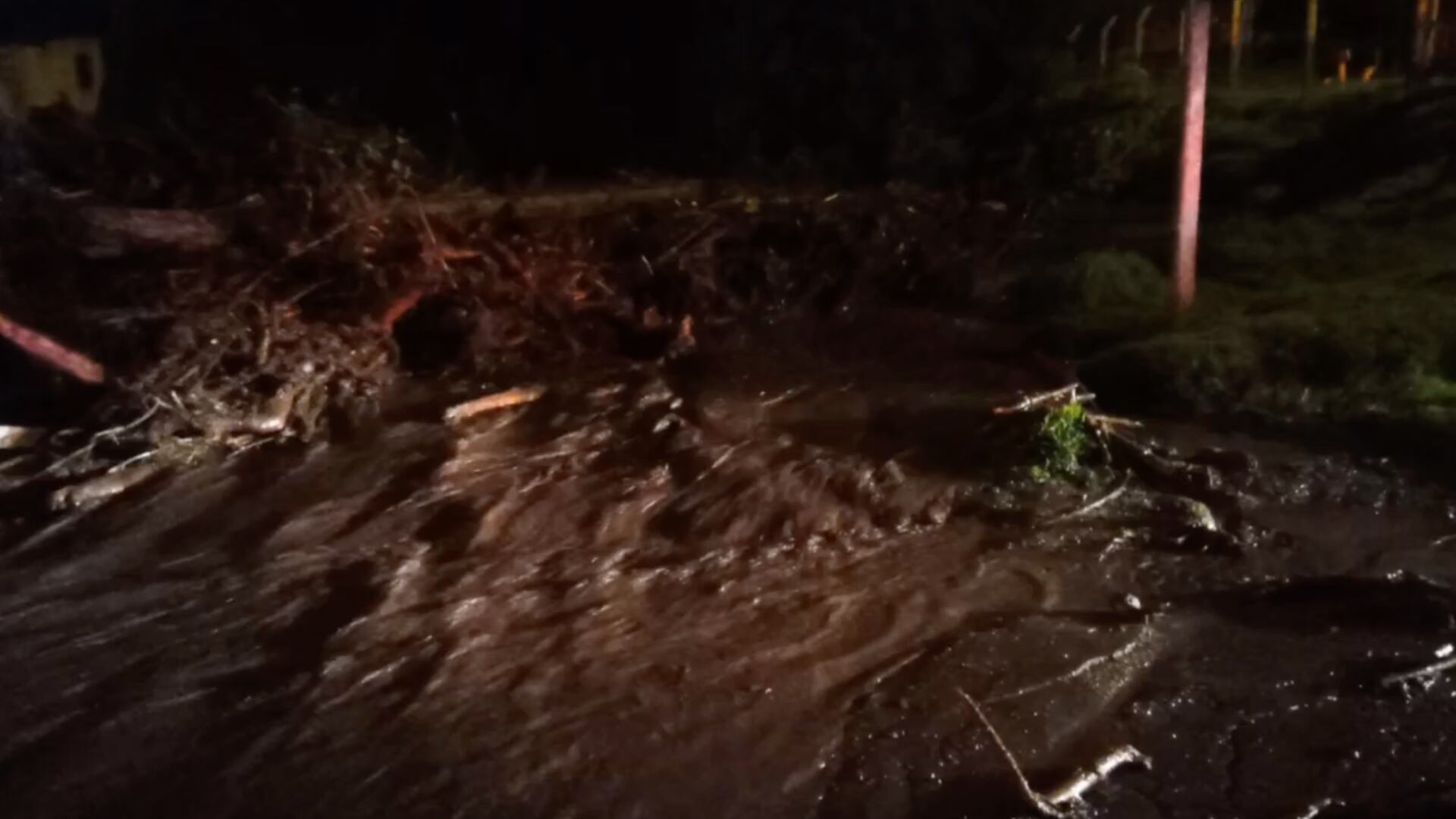 Desbordamiento de una quebrada en el sector de La Ecuatoriana