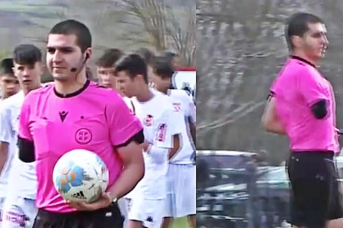 Árbitro regresa a un partido tras vencer el cáncer y sufrir amputación de un brazo