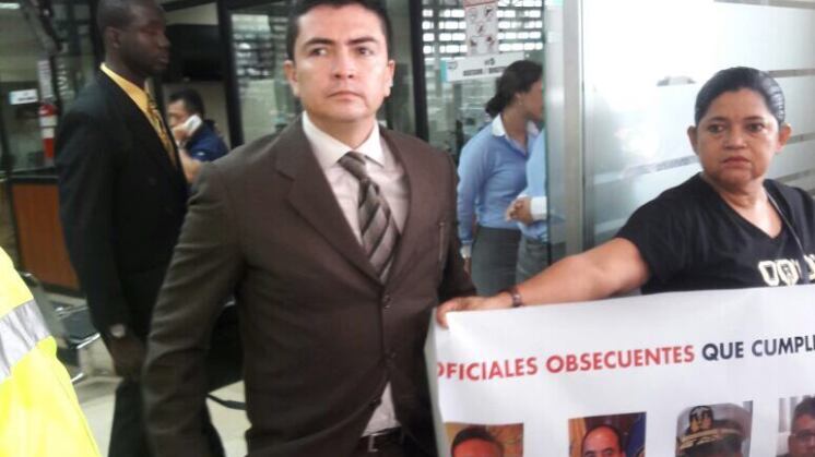 Capitán Edwin Ortega logra fallo judicial que ordena su retorno a la Armada del Ecuador